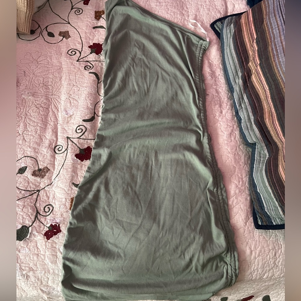 This is the perfect summer dress to go to a beach,a pool party, a picnic.